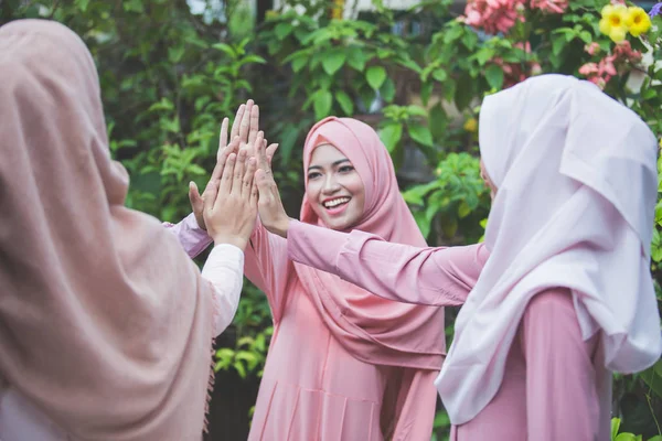 Teman memberikan lima tinggi — Stok Foto