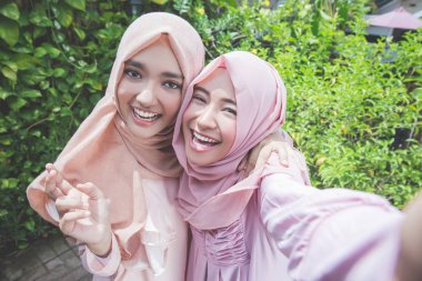 Müslüman kadınlar birbirlerine sarılma