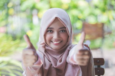 başparmak gösterilmesini hijab kadınla 
