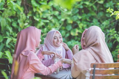 Kafede eğleniyor kadınlar 