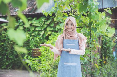 Garson konuksever müşteri