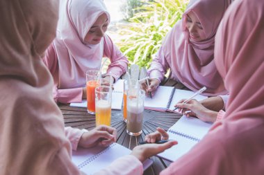 Kafede Asya öğrencileri