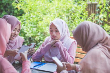 Akıllı telefonlar kullanarak kızlar