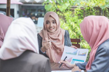 iş kadını bir kafede toplantısı