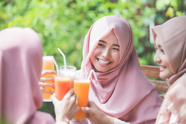 ジュースを飲む女性 — ストック写真