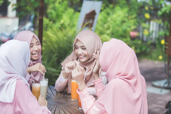 Aziatische vrouwen plezier in café — Stockfoto