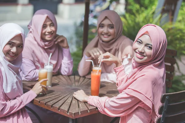 昼食を食べているイスラム教徒の女性 — ストック写真