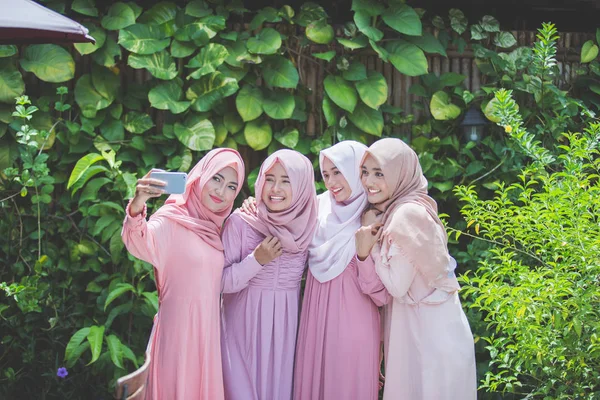 Mujeres musulmanas tomando selfie juntas — Foto de Stock