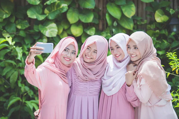 Donne musulmane che prendono selfie insieme — Foto Stock