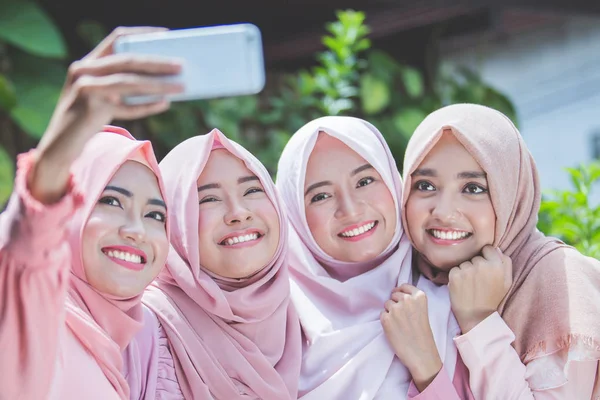 Mujeres musulmanas tomando selfie juntas — Foto de Stock