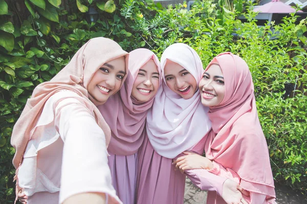 Mulheres muçulmanas tomando selfie juntos — Fotografia de Stock