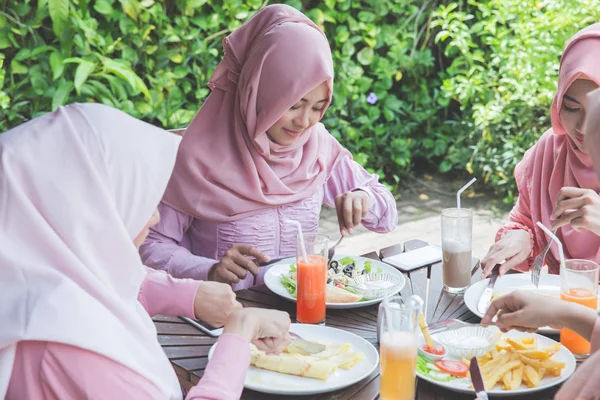 Meninas asiáticas almoçando — Fotografia de Stock