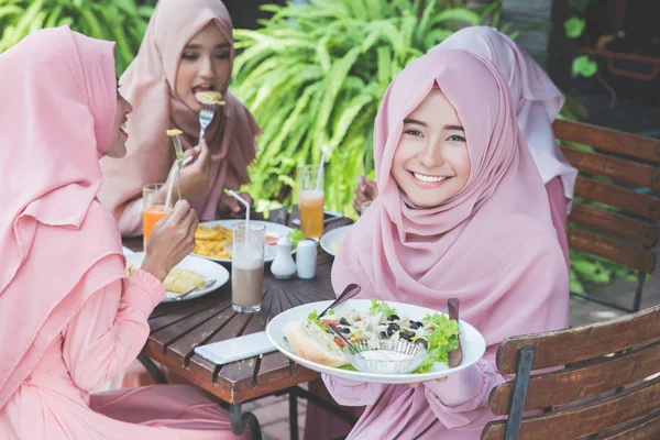 Meninas asiáticas almoçando — Fotografia de Stock