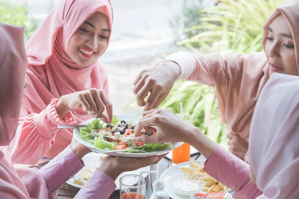 Asiático niñas teniendo almuerzo —  Fotos de Stock