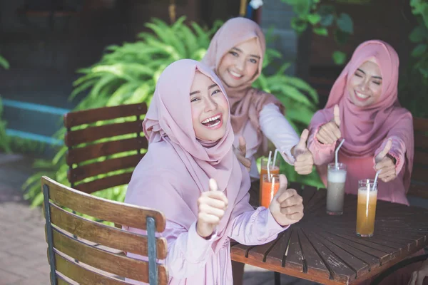 Wanita bersenang-senang di kafe — Stok Foto