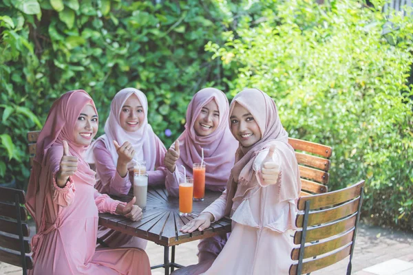 Muslimische Frauen zeigen Daumen hoch — Stockfoto