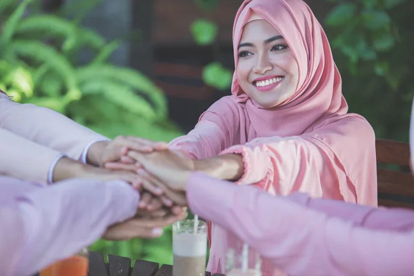 Ženy dávají ruce dohromady — Stock fotografie