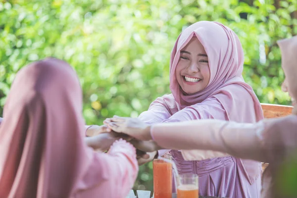 Wanita meletakkan tangan bersama-sama — Stok Foto