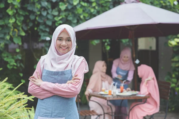 Geschäftsinhaber steht vor Café — Stockfoto