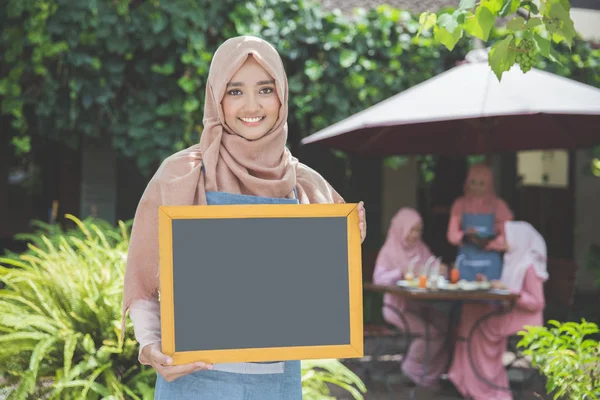 Asiatisk servitris hålla tomt chalkboard — Stockfoto