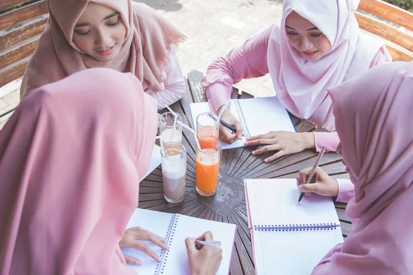 Estudiantes asiáticos estudiando en la cafetería — Foto de Stock