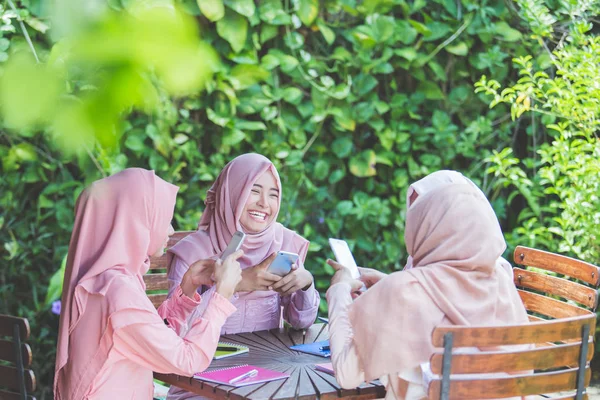 Women using smartphone — Stock Photo, Image