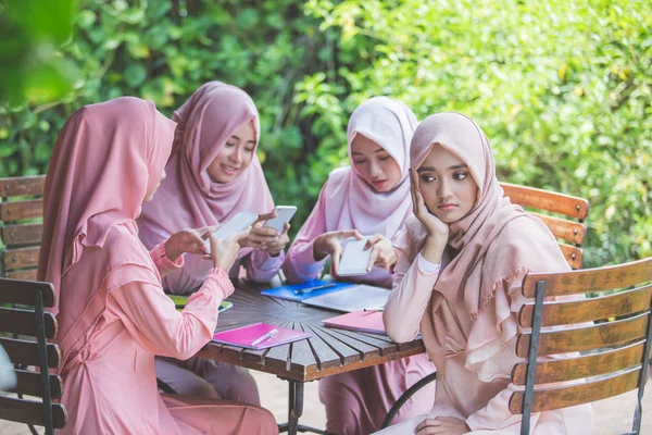 Jonge Moslimvrouwen met behulp van smartphones — Stockfoto