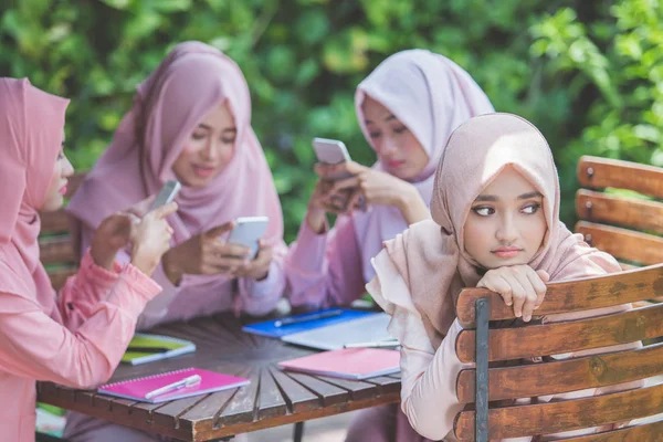使用智能手机的年轻穆斯林妇女 — 图库照片
