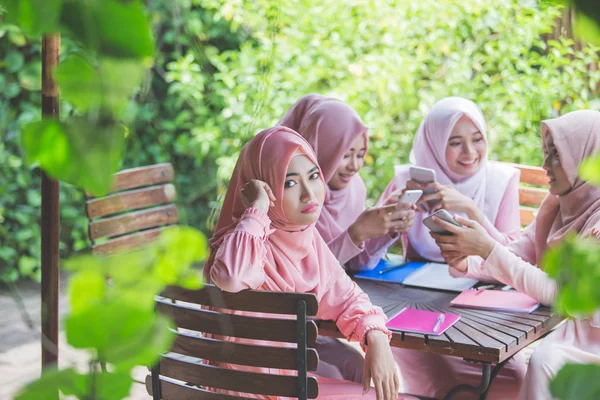 Молодые мусульманки, использующие смартфоны — стоковое фото