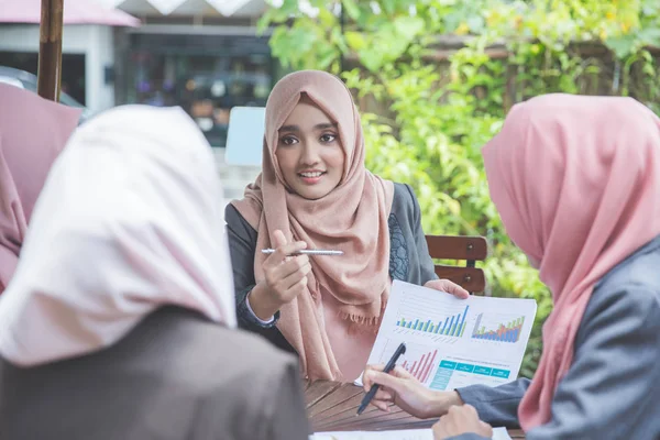 Business woman having a meeting in a coffee shop — Stock Photo, Image