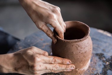 bir kil atölye oluşturan el yakın çekim 