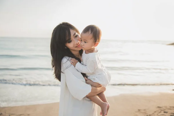 Freude Mutter und Baby im Sonnenuntergang — Stockfoto