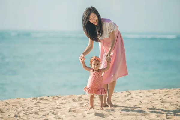 Se těší její první krok na písku — Stock fotografie