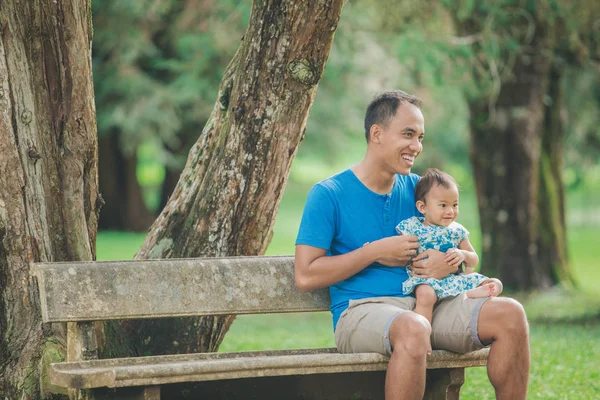 Otec se svým dítětem v parku. — Stock fotografie