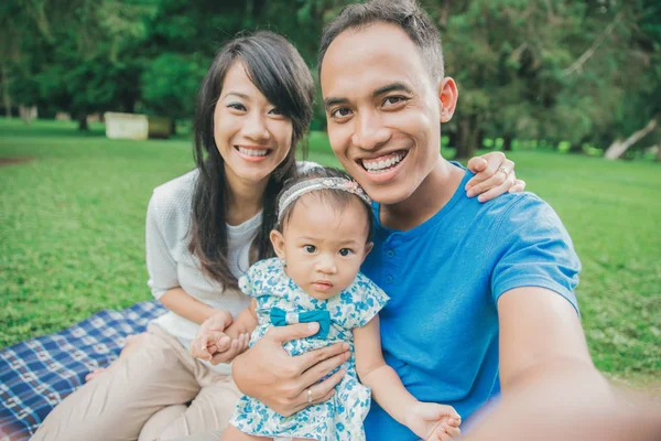 Família no parque tirar selfie usando telefone celular — Fotografia de Stock