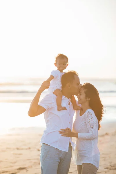 Famille heureuse à la plage s'aimer — Photo