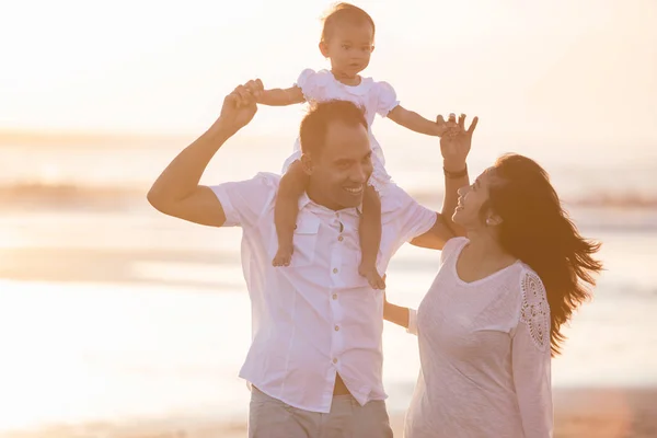 Famiglia felice e bambino godendo il tramonto nel tempo libero estivo — Foto Stock