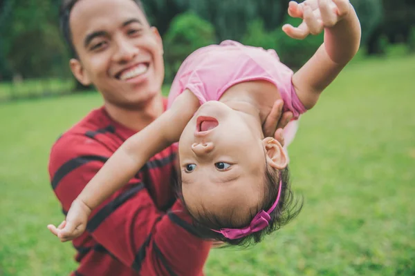 Padre con hija pequeña al aire libre — Foto de Stock