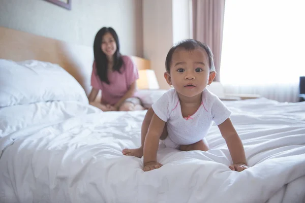 Baby verbringt Zeit mit Mama im Bett — Stockfoto