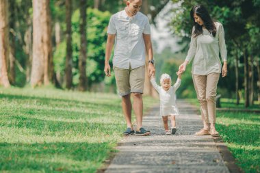 Anne-baba ile birlikte eğleniyor Park onların şirin bebek