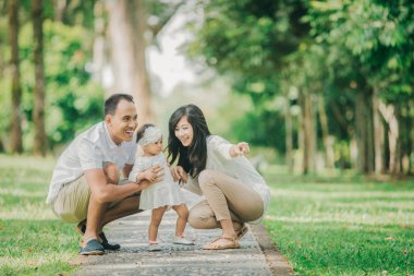 Anne bebek kızları ile yürüyüş Beyaz giysili 