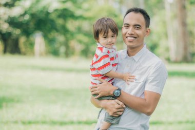 Babası onun bebek çocuk parkı ile.