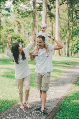 Anne bebek kızları ile yürüyüş Beyaz giysili 