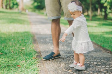 mutlu bebek yeşil çimenlerin üzerinde ilk adımlarını yapma