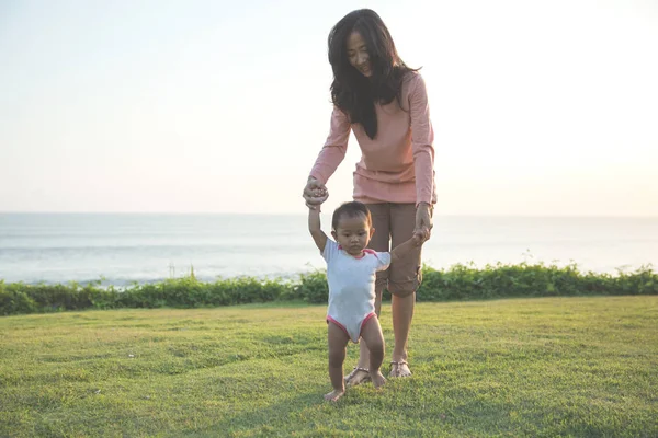 Madre insegnare bambino a camminare — Foto Stock