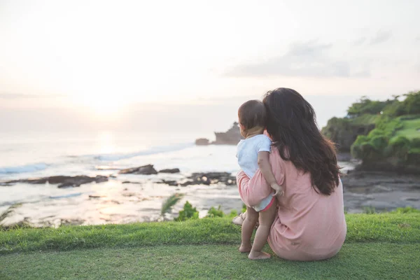 Ritratto di madre e bambino al tramonto — Foto Stock