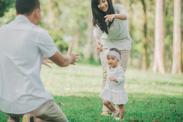 Mamma insegna al bambino a camminare nel parco — Foto Stock