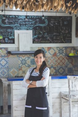 gülümseyen kafe işçi