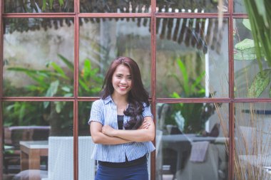 çekici kendine güvenen kadın