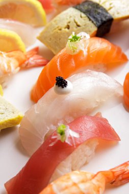 nigiri suşi beyaz plaka üzerinde çeşitli türü